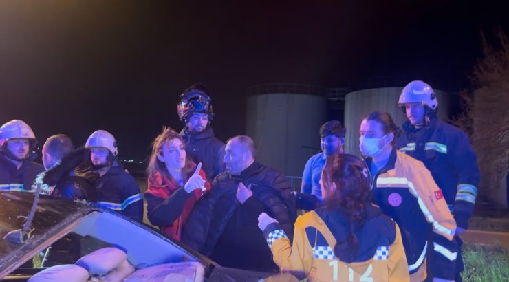 Alkollü otomobil sürücüsü önce ağaca, ardından tabelaya çarparak karşı şeride geçti