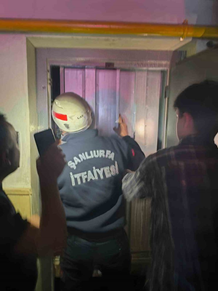 Asansörde mahsur kalan 3 çocuk kurtarıldı