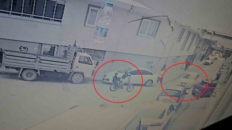 Bisikletli çocuklar otomobille böyle çarpıştı, kaza anı kamerada