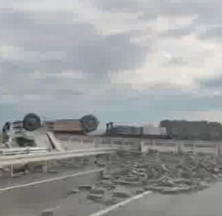 Diyarbakır’da briket yüklü tır yan yattı: 1 yaralı