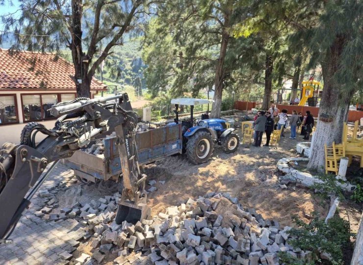 Karaburun’da Nergis Çay Bahçesi’nin çocuk parkı yapılması protesto edildi