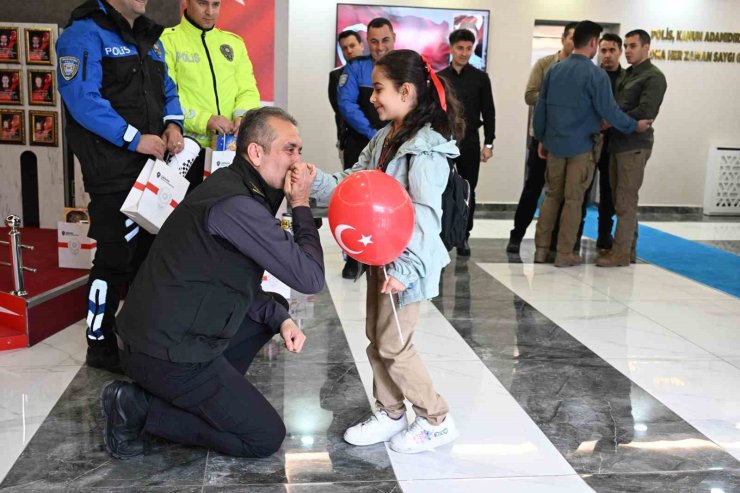 Minik öğrencilerden Emniyet Müdürlüğüne Polis Haftası ziyareti