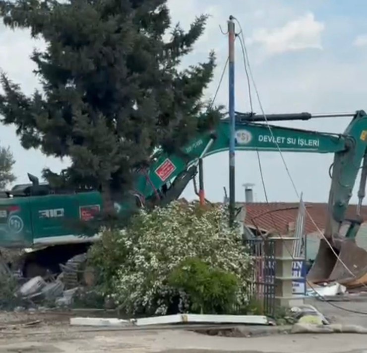 Adana’da göl kıyısındaki kaçak yapıların yıkımı sürüyor