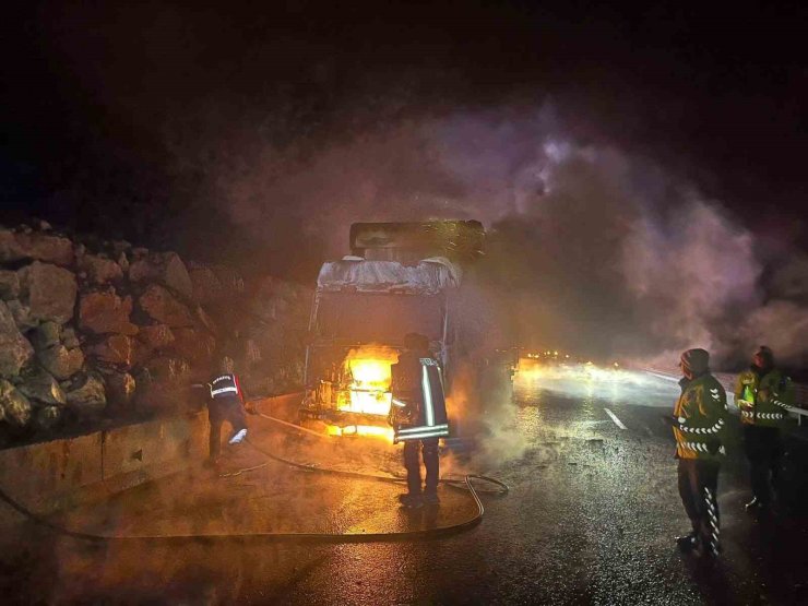 Bilecik’te seyir halindeki tır bir anda alev aldı