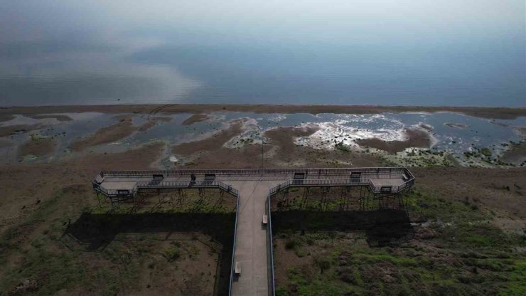 İznik Gölü’nde su çekilmesi alarm veriyor...İskele karada kaldı