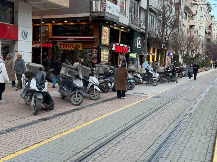 Vatandaş hatalı park edilen kurye motosikletlerinden rahatsız