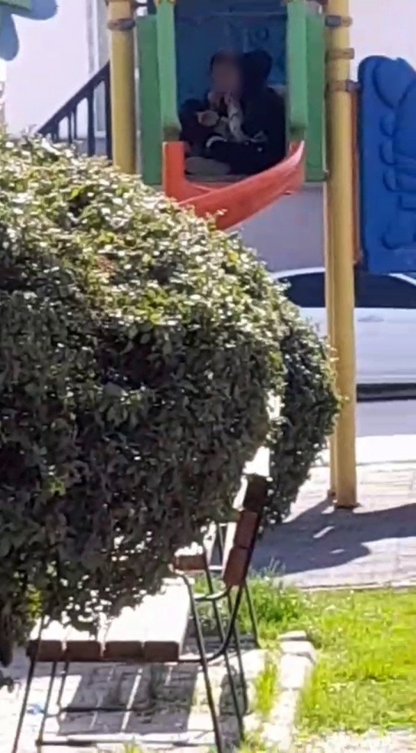 Çocuk parkı içinde sigara içen çocuklar kamerada