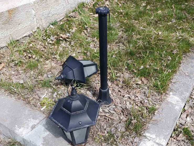 Kars’ta Valilik Parkı’nın ışıklandırma lambaları kırıldı