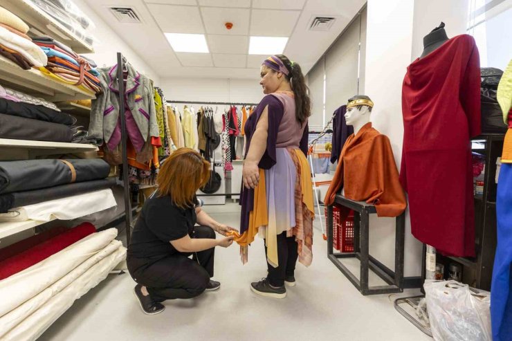 Mersin Büyükşehir Belediyesi Şehir Tiyatrosunda kostümler usta ellerde hazırlanıyor