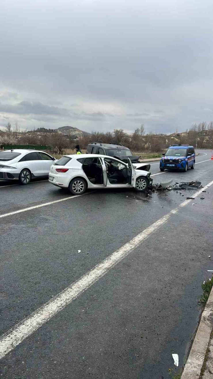 Otomobil ile hafif ticari araç kafa kafaya çarpıştı: 4 yaralı