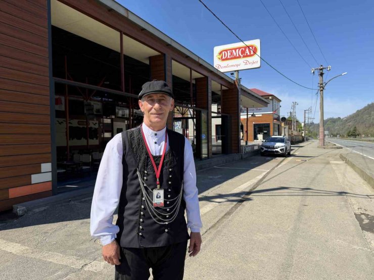 Tesise gelen tur otobüsleri ve minibüsleri adeta uçak yönlendirme görevlisi gibi karşılıyor