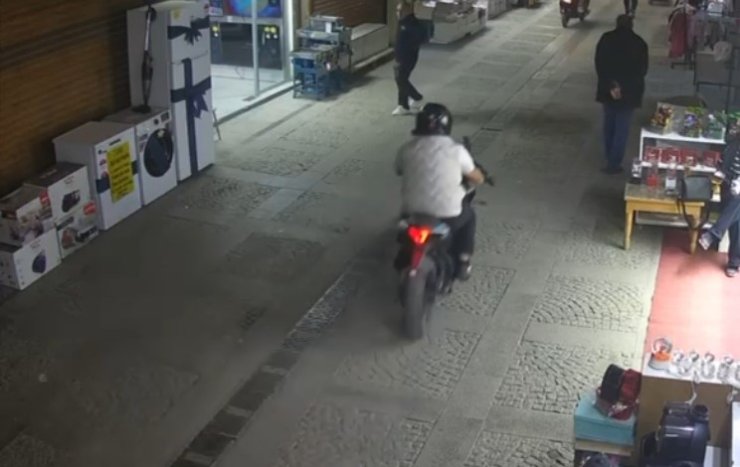 Tarihi çarşıda motosiklet kazası: Yayaya çarpıp kaçtı