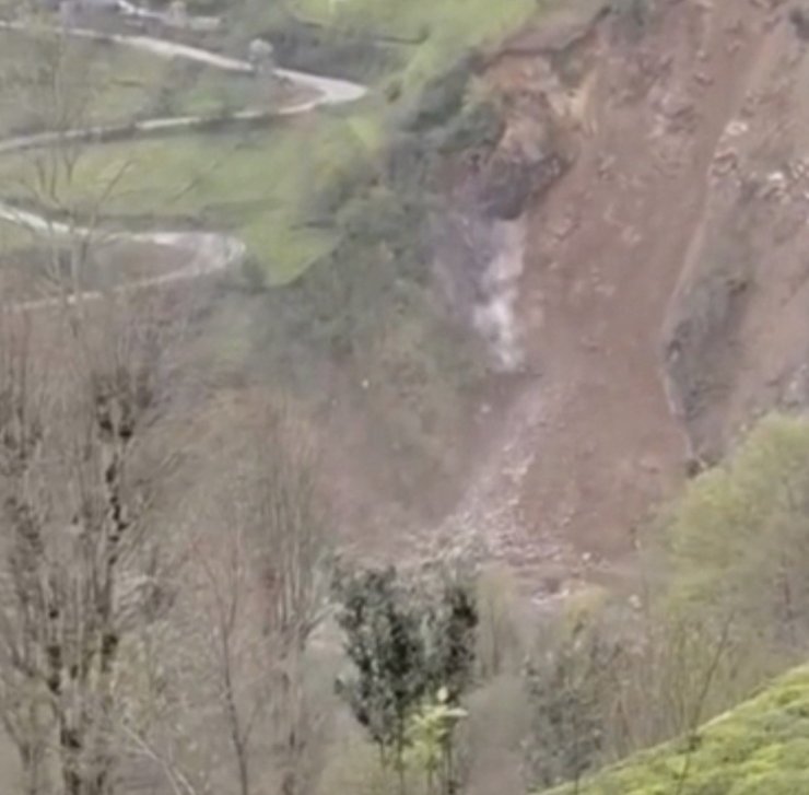 Rize’de yamaçtan düşen kaya saniye saniye kameraya yansıdı