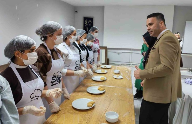 Gaziantep’te öğrenciler içli köfte yaptı