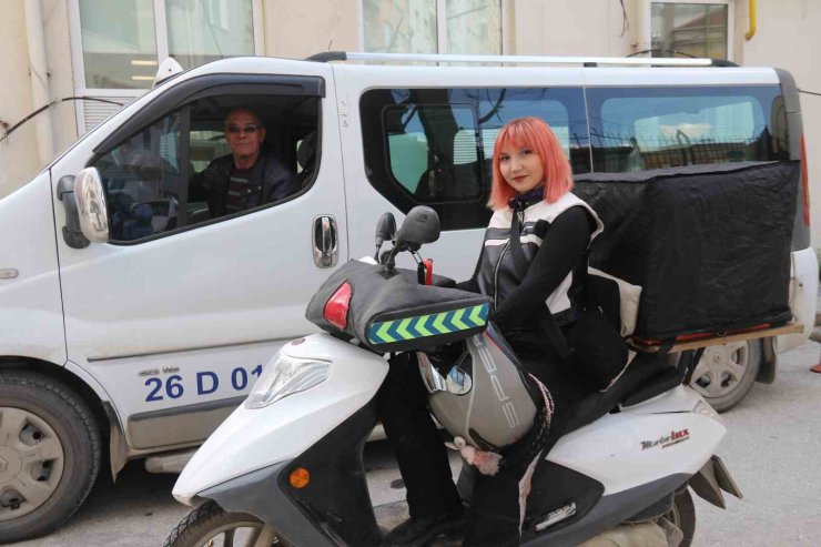 Trafikte karşılaştığı kadın kuryede sanki kaybettiği kızını gördü