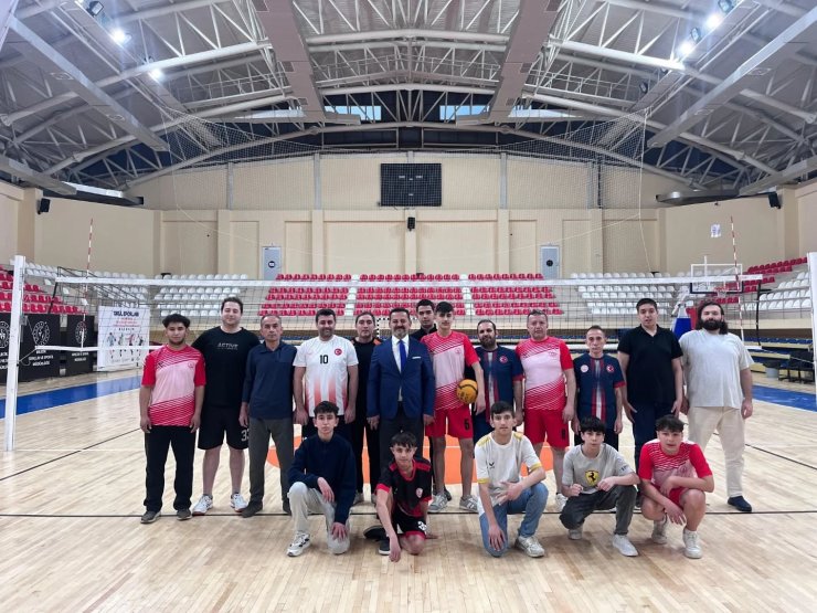 İl Müdürü İlhan çocuklarla voleybol oynadı