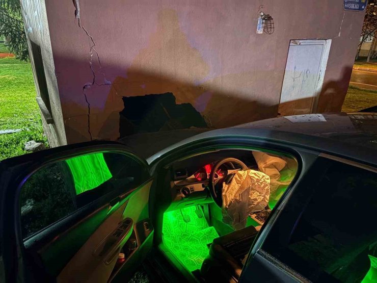 Yağışlı havada kontrolden çıkan otomobil depo duvarına çarptı