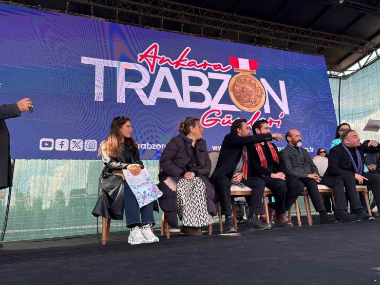 ‘Taşacak Bu Deniz’ oyuncuları Trabzon Günleri’nde hayranlarıyla buluştu