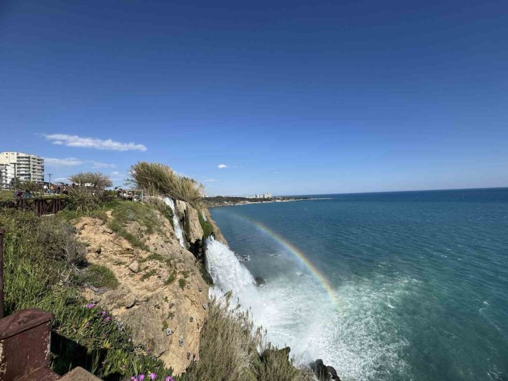 Düden Şelalesi’nde gökkuşağı hayran bıraktı