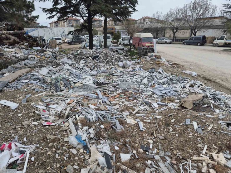 Sanayi sitesindeki boş alanlar mermer atıkları ve inşaat molozlarıyla doldu