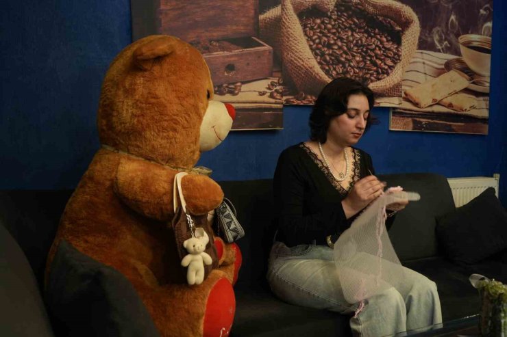 Üniversite öğrencisi genç kızın el emeği çantaları gelir kapısı oldu