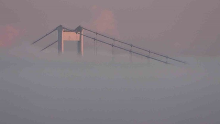 İstanbul Boğazı’nda yoğun sis: Fatih Sultan Mehmet Köprüsü gözden kayboldu