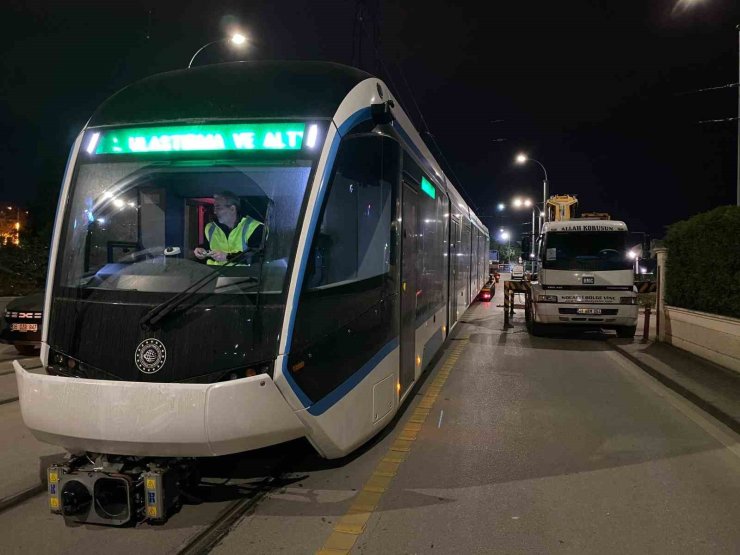 Yeni tramvayların sonuncusu raylara indirildi