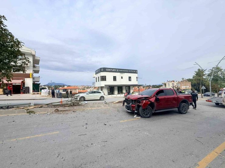 Direksiyon hakimiyetini kaybetti, 2 ağaç ve elektrik direğini yerinden söktü