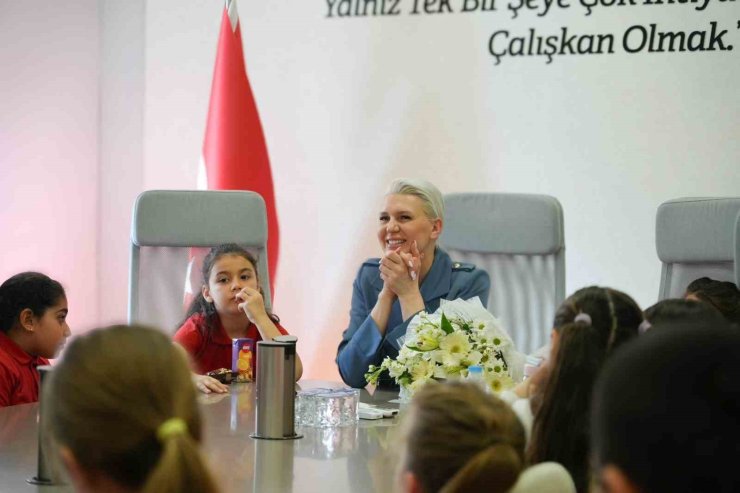 Başkan Subaşı’nı ziyaret eden minikler, belediyenin yürüttüğü çalışmalar hakkında bilgi aldı