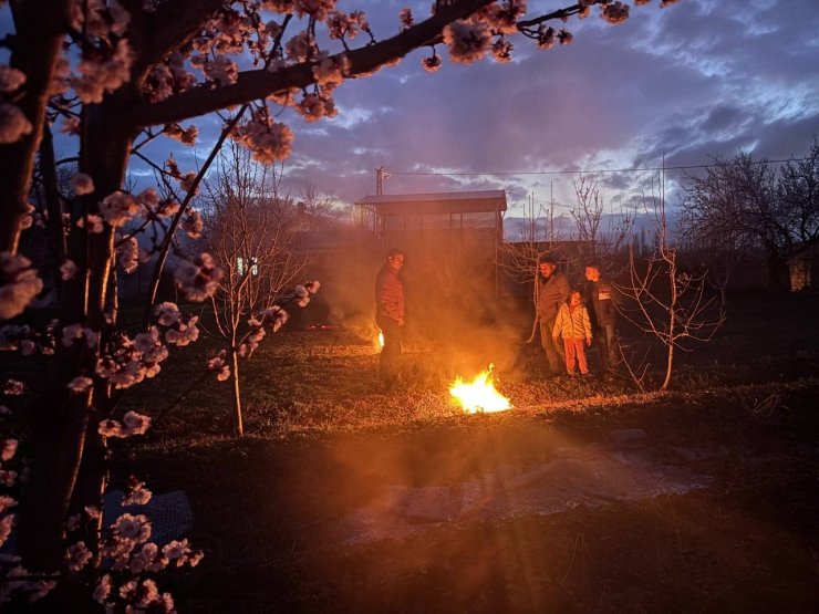 Erzincan’da çiftçiler don nöbetinde