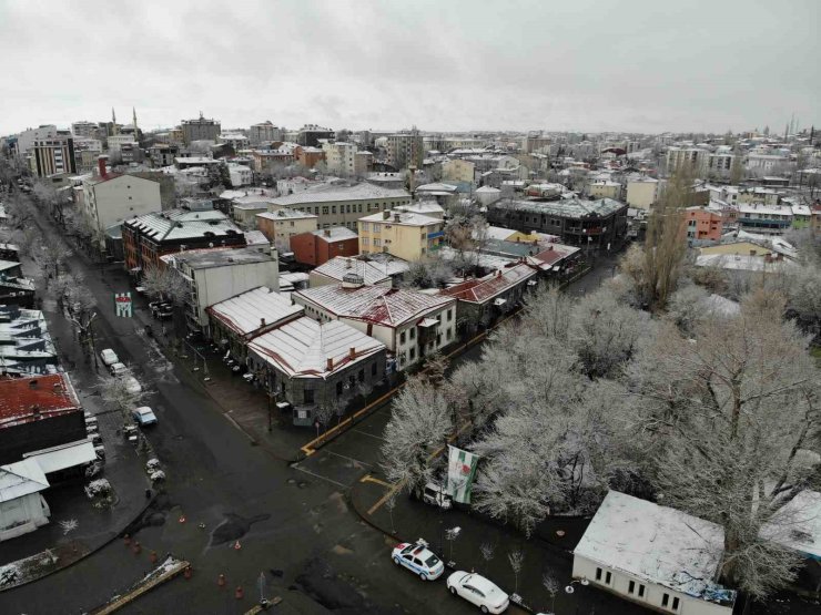 Kars’ta nisan ayında ağaçlar kırağı tuttu