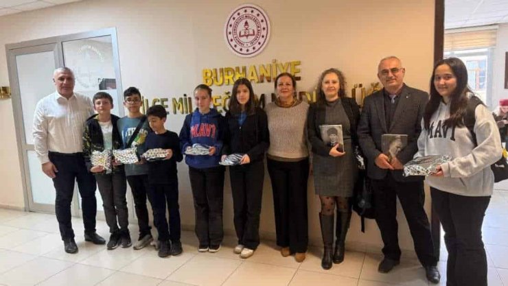 Burhaniye’de başarılı öğrenciler ödüllendirildi