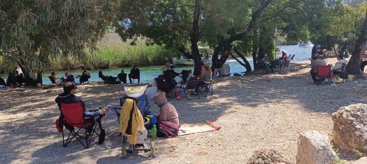 Azmak Nehri’nde tekne yoğunluğu