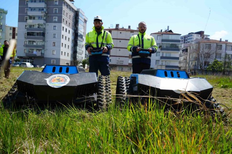 Çimleri artık robotlar biçiyor: 6 kişilik işi 2 robot yapıyor
