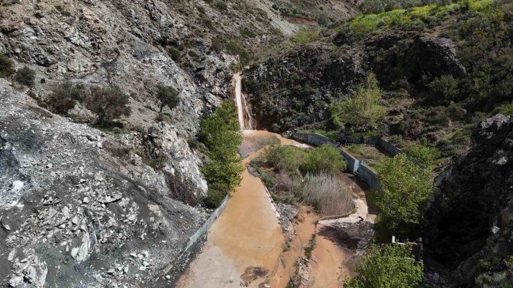 Tarihi kuraklıkla yok olan şelale, aşırı yağışlarla yeniden hayat buldu