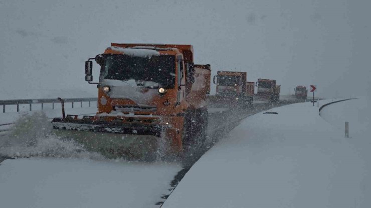 Van’da nisan sürprizi: Lapa lapa kar yağışı şehri beyaza bürüdü