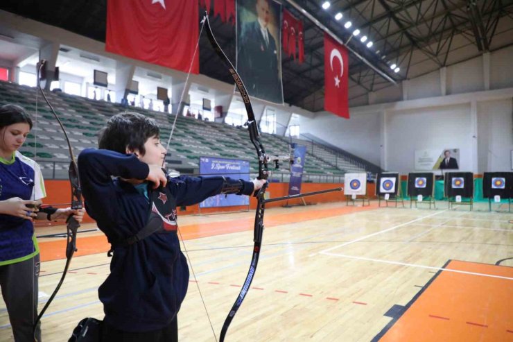 Spor festivalinde öğrenciler okçular yarıştı