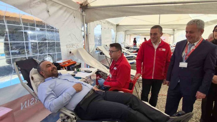 Üniversite öğrencilerinden kan bağış kampanyasına yoğun ilgi