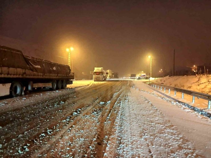 Kop Dağı Geçidi’nde buzlanma ulaşımı aksattı