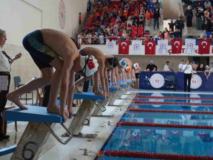 23 Nisan için kulaç attılar