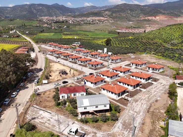 Hatay Büyükşehir Belediyesi, Karamağara’da inşa ettiği köy evlerinin anahtarlarını hak sahiplerine teslim etti