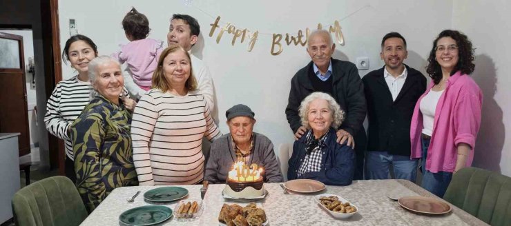 Mustafa dede, 102’nci yaş gününü çocukları ve torunlarıyla kutladı