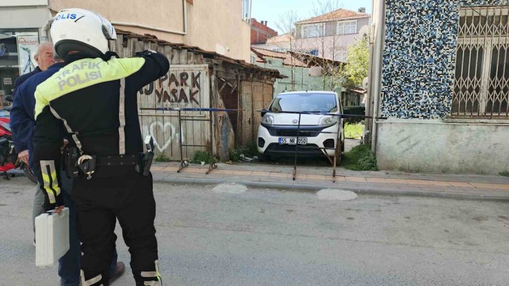 Kaldırımı kapatan bariyer kazaya neden oldu: 2 yaşındaki çocuk yaralandı