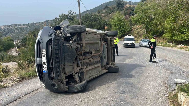Alanya’da refüje çarpan hafif ticari araç devrildi: 1 yaralı