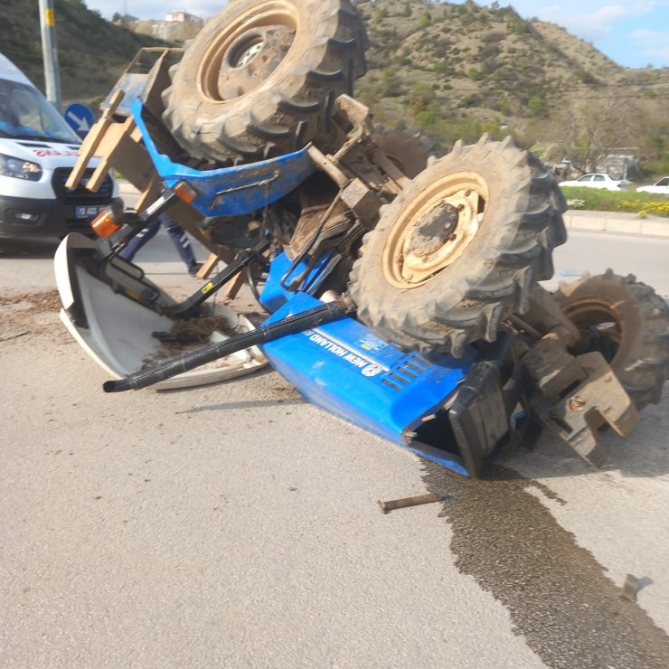 Çorum’da traktör ile ambulans çarpıştı: 1 yaralı