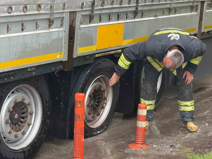 Lastiği patlayan tır yanmaktan son anda kurtarıldı