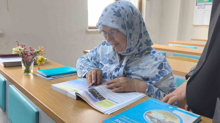 Okuma aşkı yarım kalmadı 66 yaşında okuryazar oldu