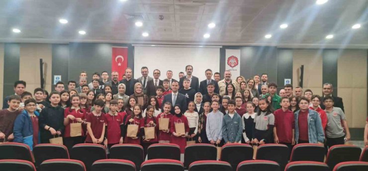TÜBİTAK başarısı gösteren öğrencilere valilikten hediye