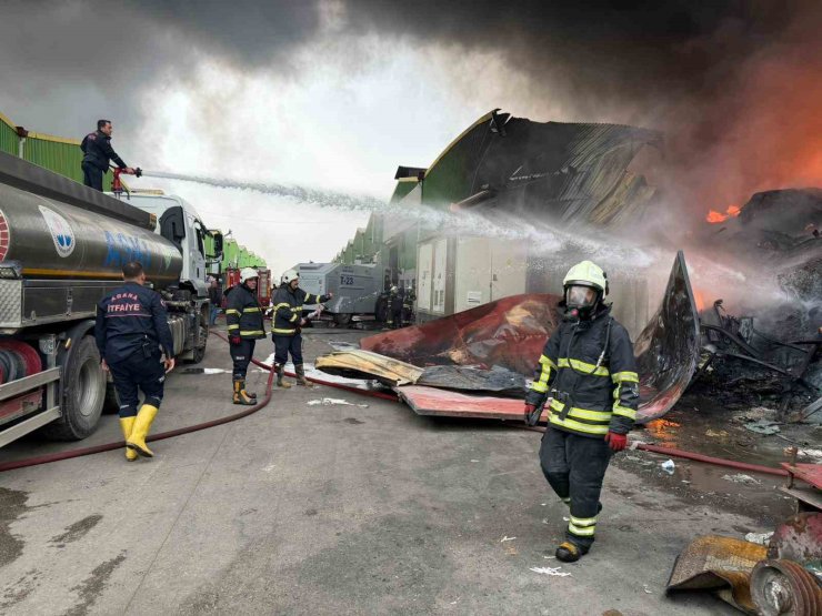 Geri dönüşüm fabrikasında çıkan yangına ekiplerin müdahalesi sürüyor