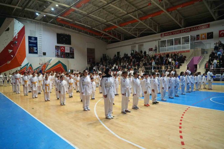 Muş’ta 300 karateciden öğretmenlerine anlamlı sürpriz